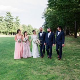garcons et filles dhonneur qui marchent avec les maries en riant mariage champetre club de golf continental sorel-tracy-robe rose-habit bleu