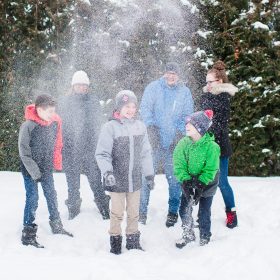 famille reconstituee hiver jouer neige exterieur saint-jean-sur-richelieu