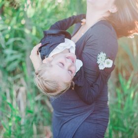 rire maman fille dans les bras ete soleil nature parc bedford