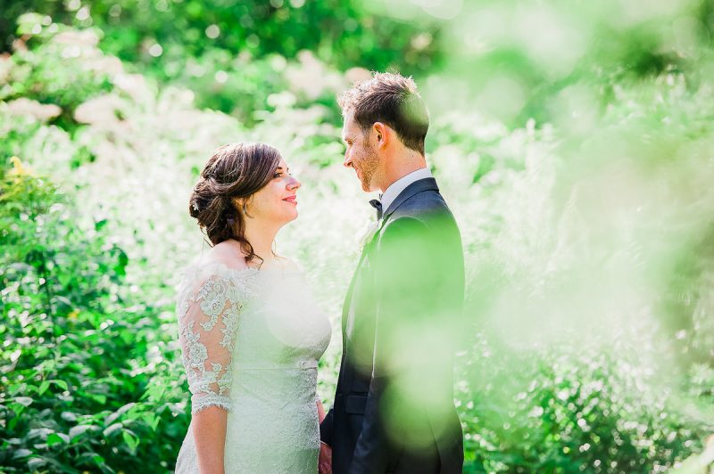 mariage couple verdure nature romantique salle de reception la champenoise