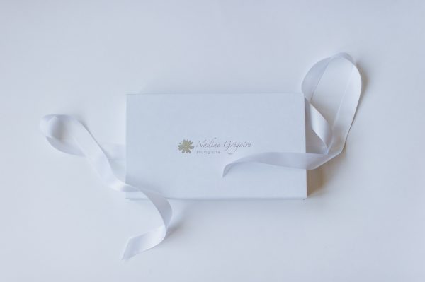 boite blanc carton logo Nadine Gregoire photographe