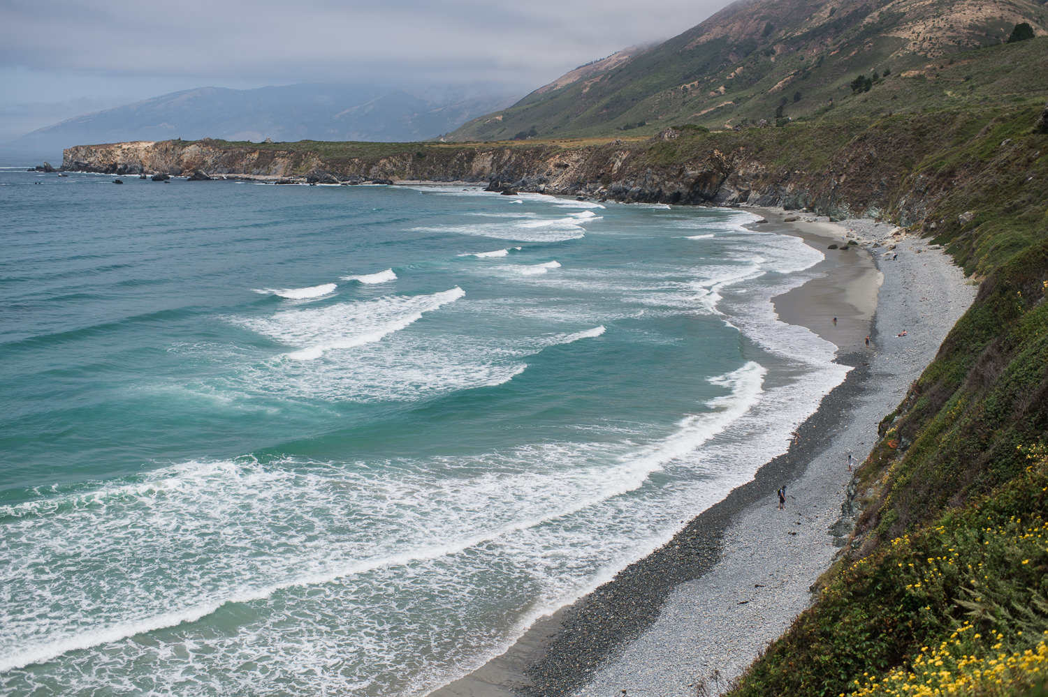 californie-big-sur-plage-ocean-pacifique-escarpement-rocheux-verdure