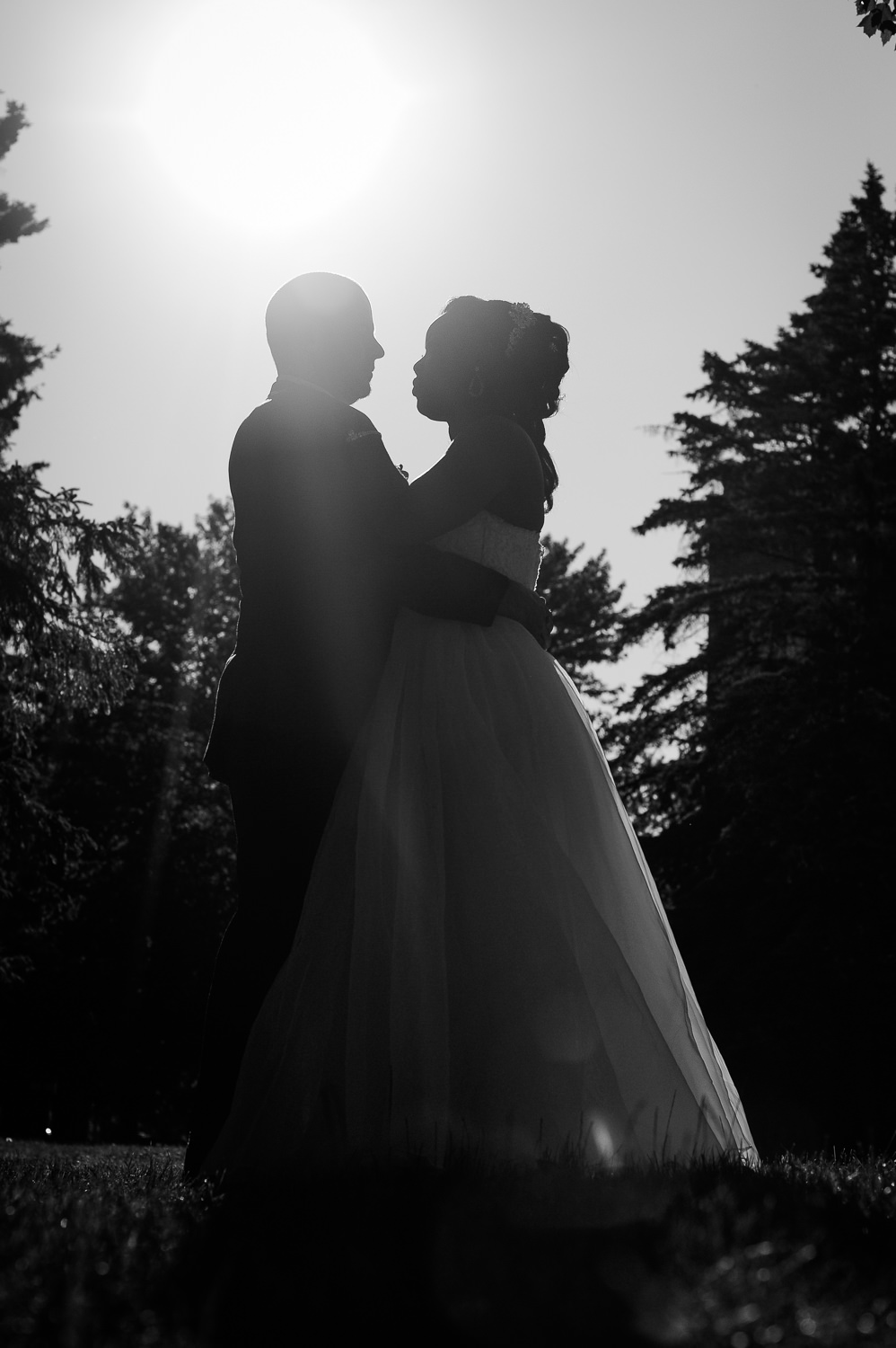 portrait-de-couple-mariage-plein-pied-en-contre-jour-noir-et-blanc