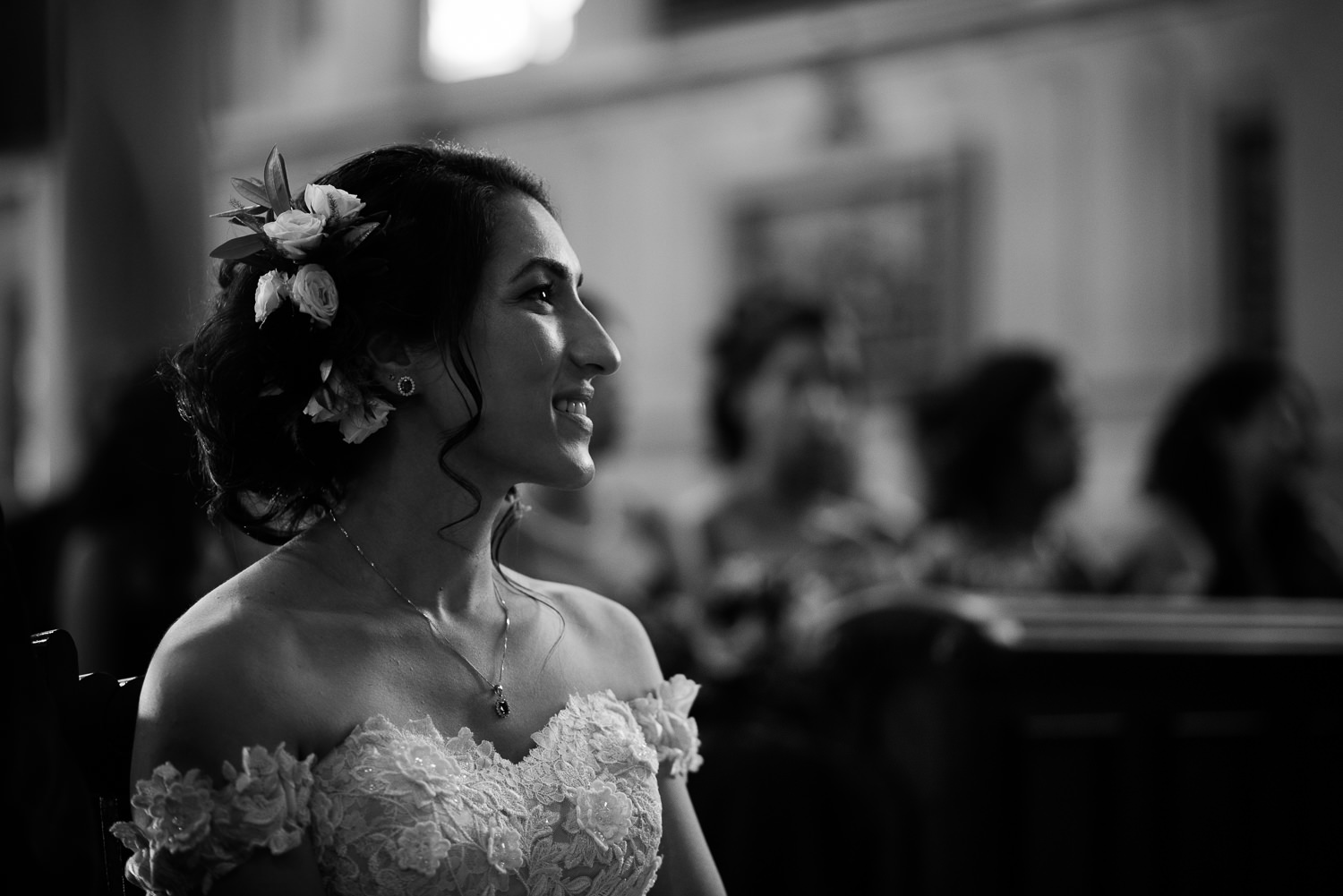 La-mariee-souriante-regarde-la-personne-qui-lit-pendant-la-ceremonie-portrait-visage-noir-et-blanc