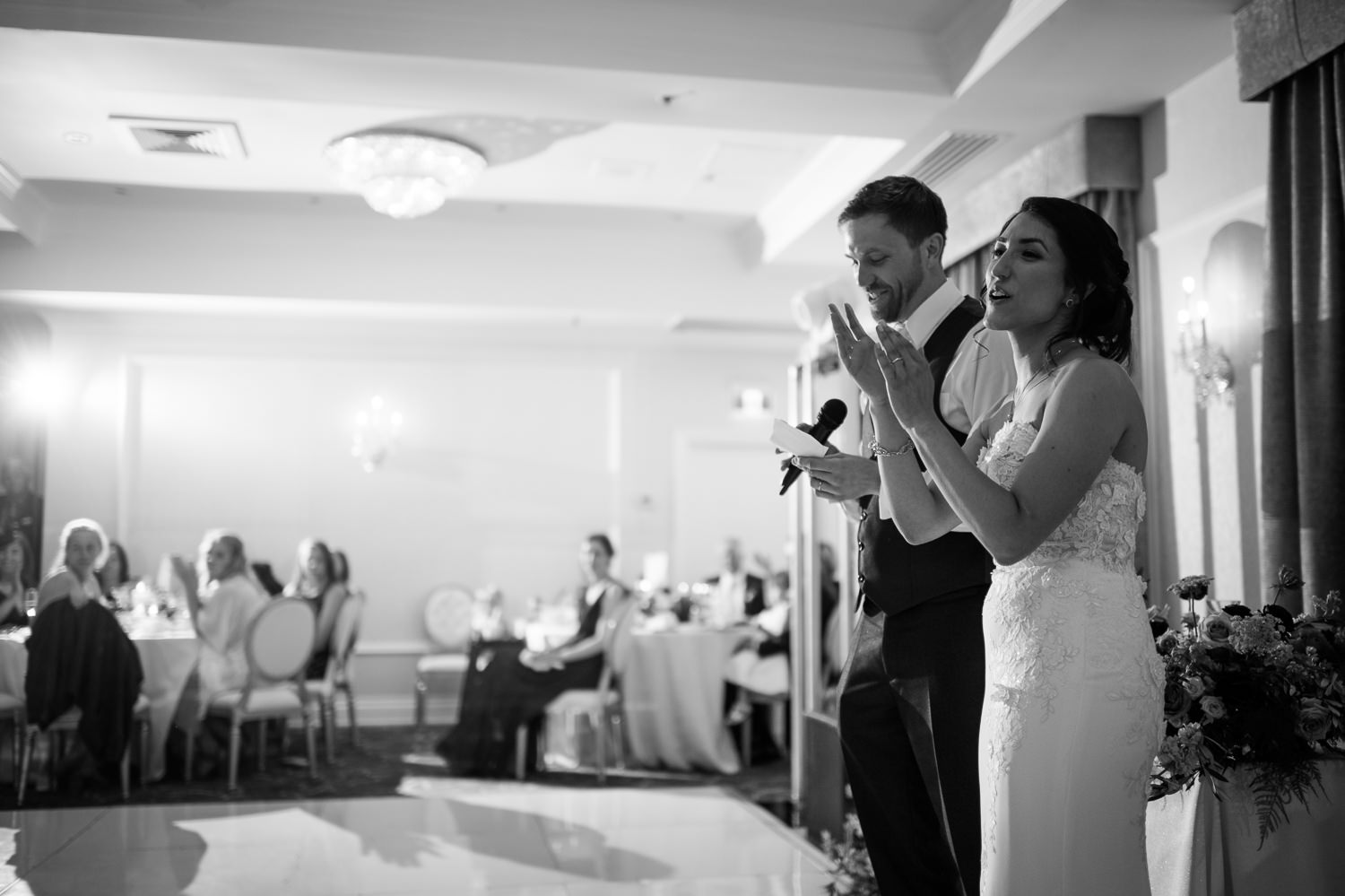 Discours-des-maries-pendant-la-reception-du-mariage-image-noir-et-blanc