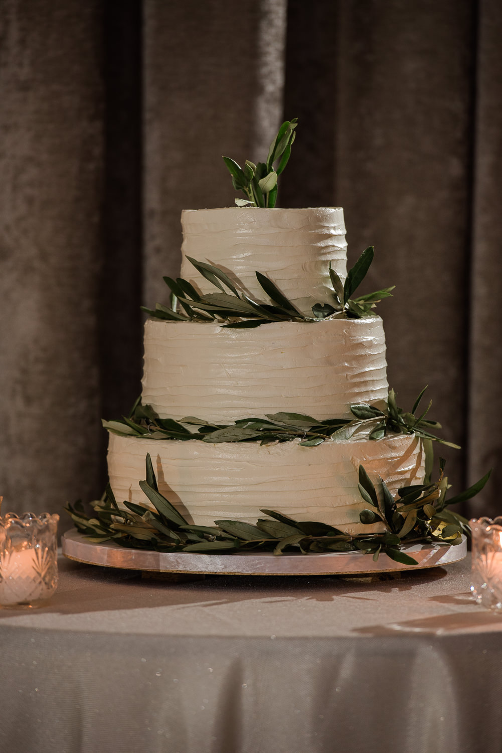 gateau-de-mariage-creme-au-beurre-blanc-decoration-feuille-eucalyptus