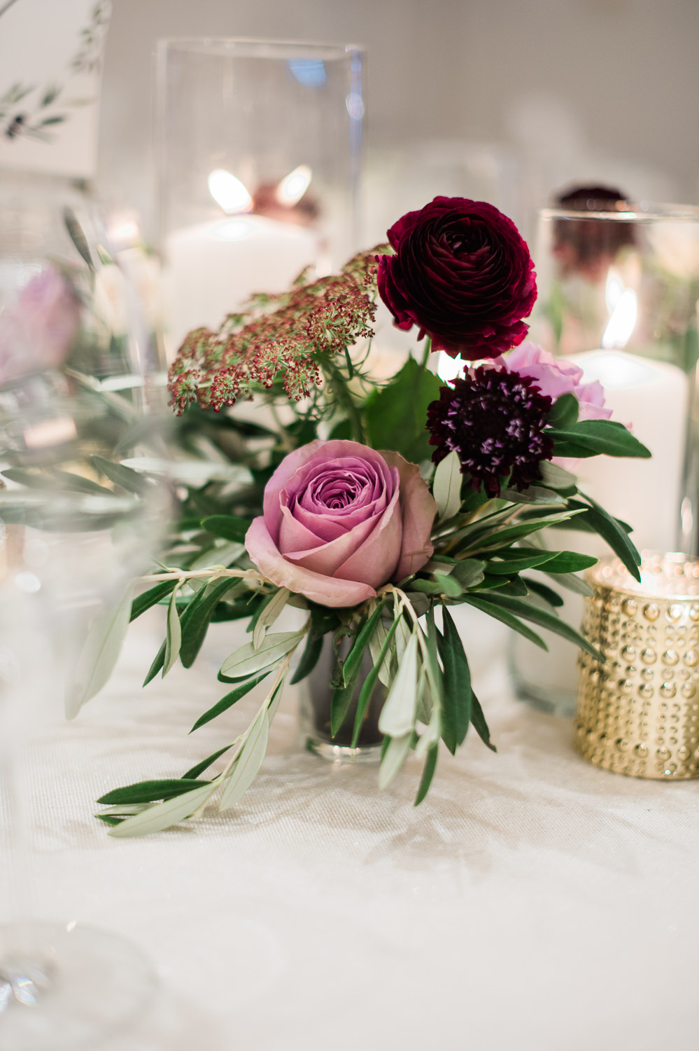 centre-de-table-aux-couleurs-aubergine-et-lavande-fleurs-nappe-blanche-chandelles