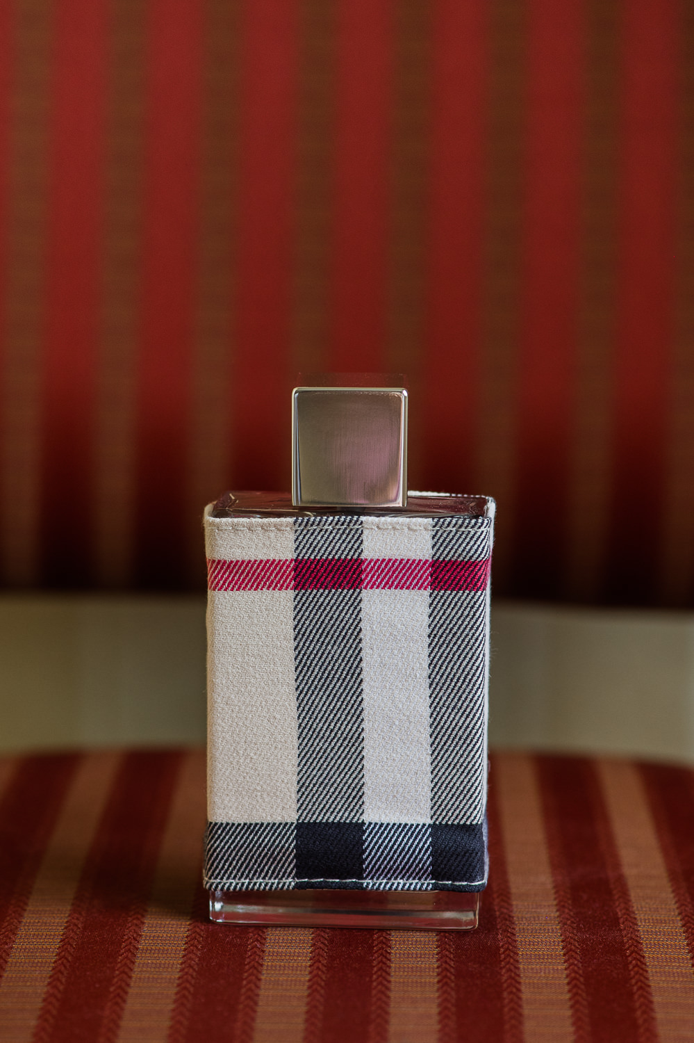 parfum-pour-femme-burberry-london-sur-chaise-a-rayure-rouge