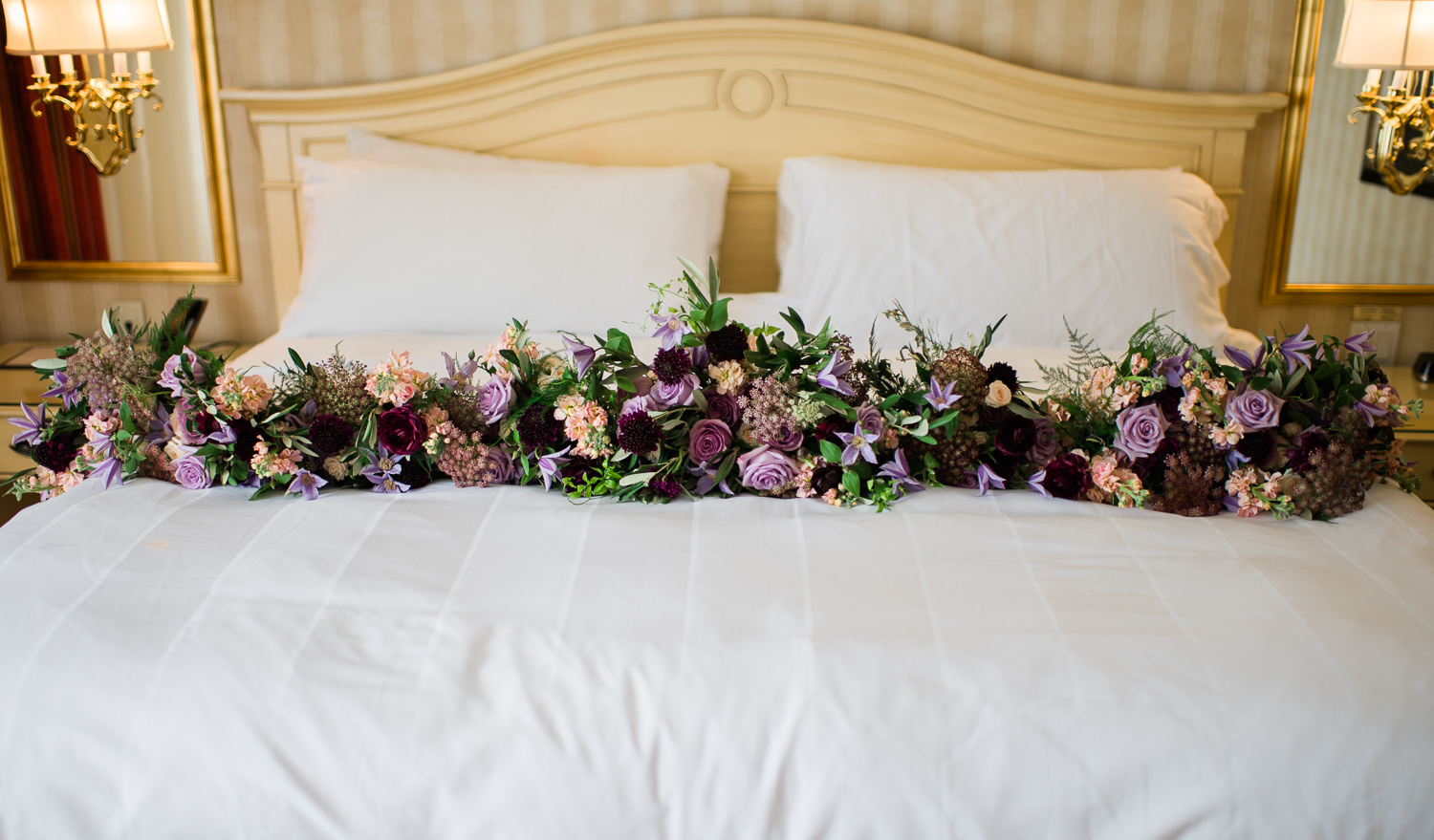 bouquet-fleurs-sur-lit-chambre-hotel-oh-fleurs